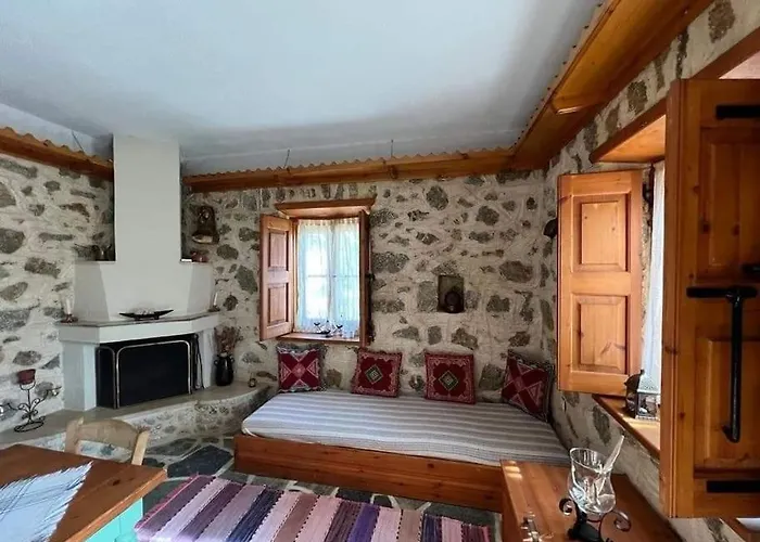 Calliope Stone House بيت للعطل Emborios